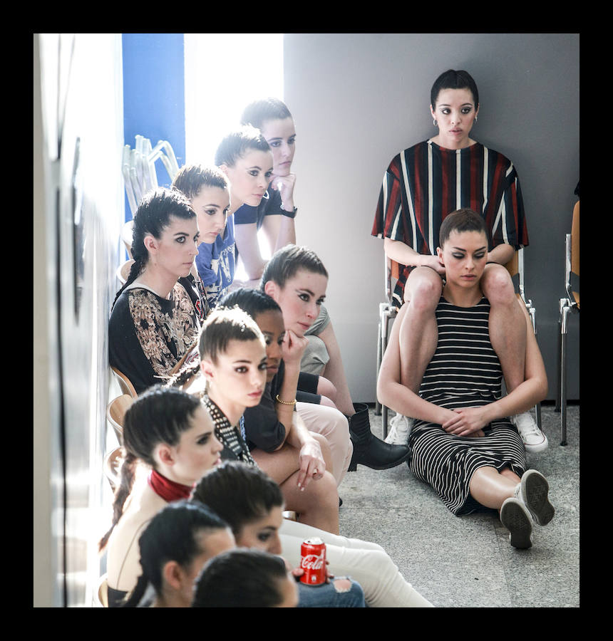 Siete diseñadores y dos grupos de universitarios muestran al público reunido en el Artium colecciones en las que han volcado toda su creatividad durante el Encuentro de Nuevos Creadores