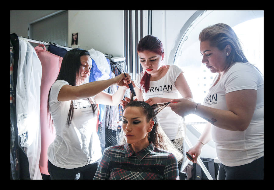 Siete diseñadores y dos grupos de universitarios muestran al público reunido en el Artium colecciones en las que han volcado toda su creatividad durante el Encuentro de Nuevos Creadores