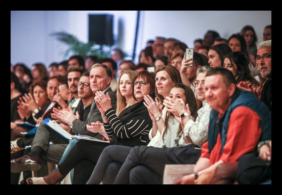 Siete diseñadores y dos grupos de universitarios muestran al público reunido en el Artium colecciones en las que han volcado toda su creatividad durante el Encuentro de Nuevos Creadores