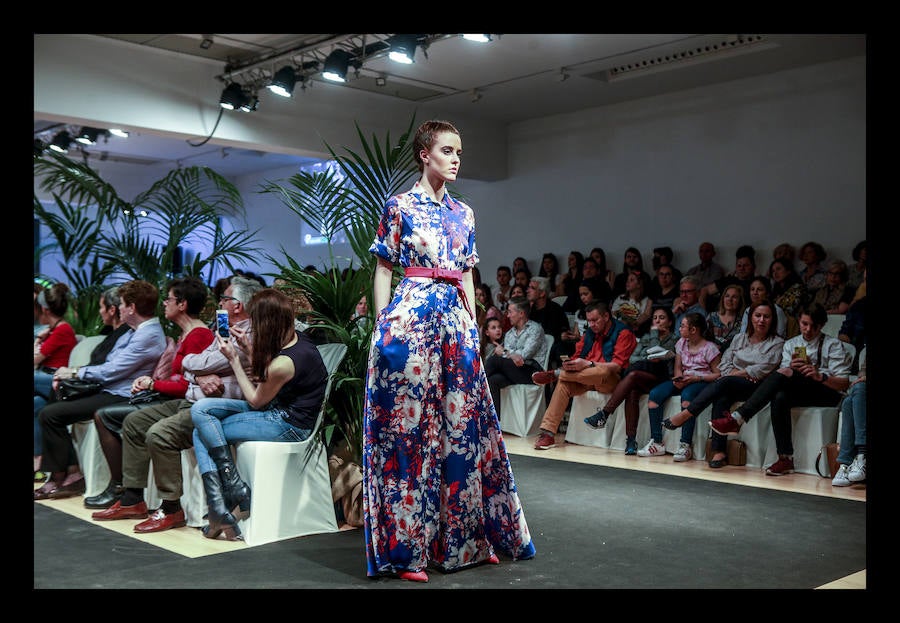 Siete diseñadores y dos grupos de universitarios muestran al público reunido en el Artium colecciones en las que han volcado toda su creatividad durante el Encuentro de Nuevos Creadores