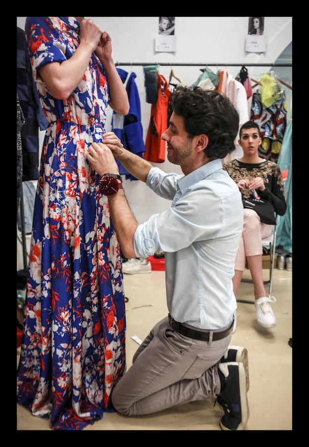 Siete diseñadores y dos grupos de universitarios muestran al público reunido en el Artium colecciones en las que han volcado toda su creatividad durante el Encuentro de Nuevos Creadores