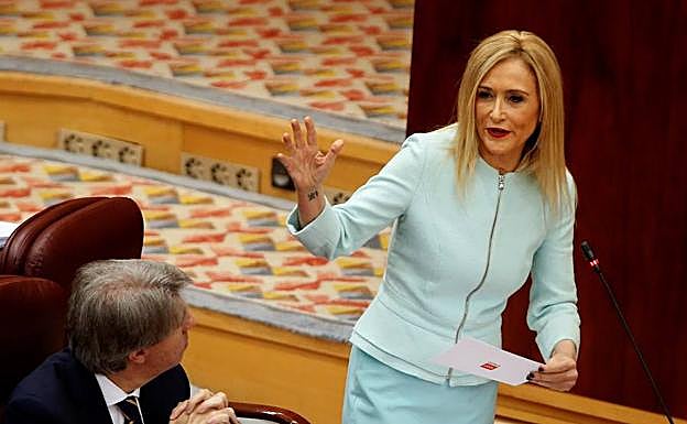 Cifuentes interviene durante la sesión de ayer en la Asamblea de Madrid.