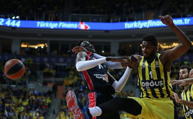 Ilimane Diop lucha por el balón con Jason Thompson.