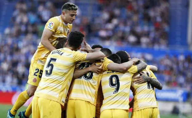 Los jugadores del Girona celebran su primer gol ante el Alavés. 
