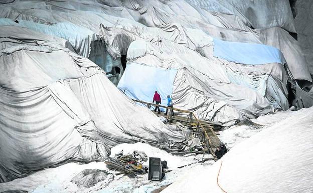 Las mantas térmicas reflectantes cubren las partes del glaciar más expuestas al sol. Una pasarela facilita el acceso a los visitantes.