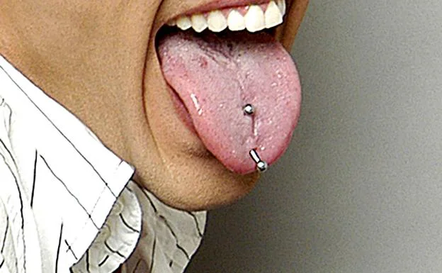 Los dentistas recomiendan evitar el tabaco y el alcohol a personas con piercings en lengua o labios sin cicatrizar