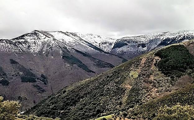 Imagen principal - Montes que rodean Valvanera. Hospedería de Valvanera y camino etre encimas.