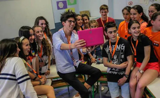 El joven diseñador portugalujo Eder Aurre lanza su reto a los jóvenes participantes. 