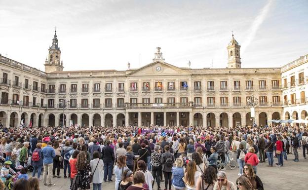 Cerca de 200 personas se han concentrado en la plaza de España.