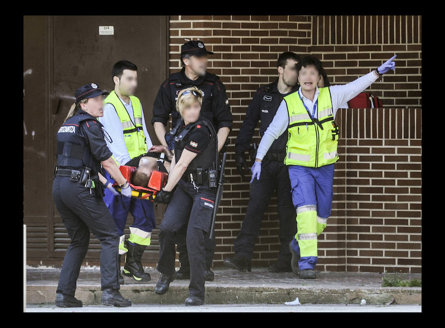 El presunto  agresor de Vitoria ha sido detenido  y trasladado a un hospital tras saltar desde un octavo piso.