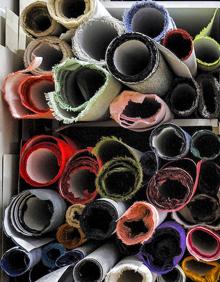 Imagen secundaria 2 - Varios detalles del lugar de trabajo de Zigor Anguiano, en Vitoria.