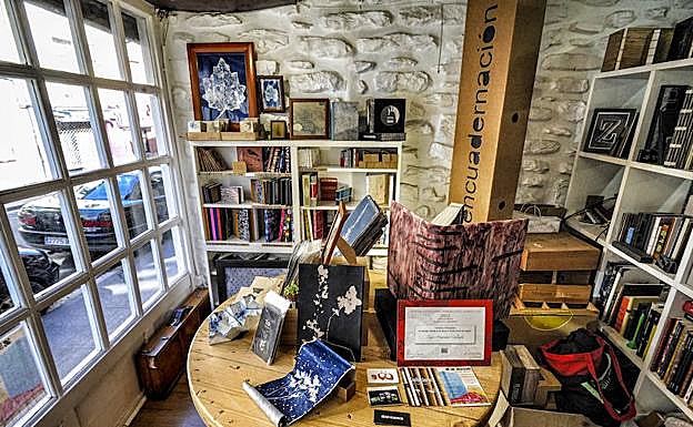 Imagen principal - Varios detalles del lugar de trabajo de Zigor Anguiano, en Vitoria.