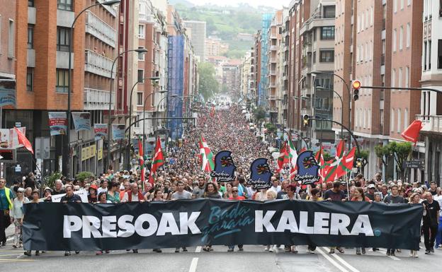 Miles de personas piden en Bilbao que se acabe el primer grado para los presos de ETA