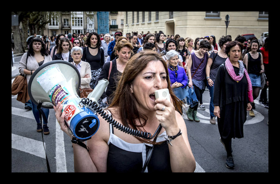 La manifestación para condenar el crimen de F. y M. J. ha sido convocada por la Asamblea Feminista de Álava, que ha llamado a la ciudadanía a movilizarse para acabar de «una vez» con la violencia machista