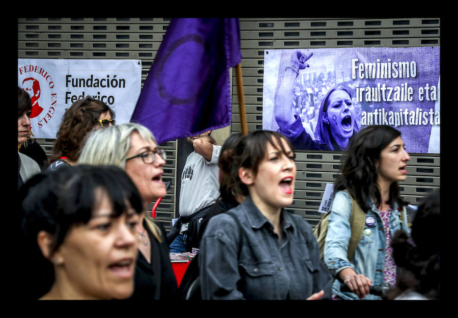 La manifestación para condenar el crimen de F. y M. J. ha sido convocada por la Asamblea Feminista de Álava, que ha llamado a la ciudadanía a movilizarse para acabar de «una vez» con la violencia machista