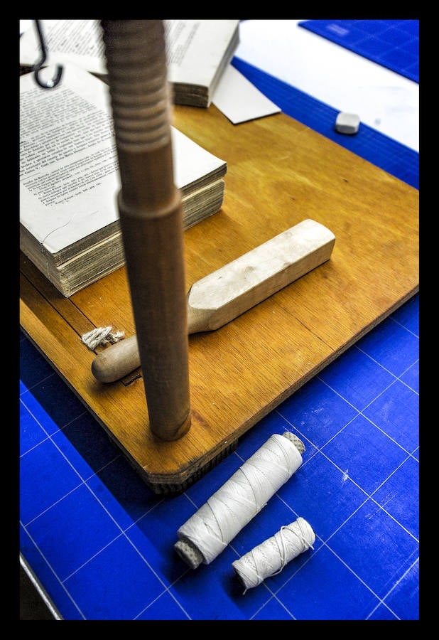 Como un cirujano, cose ejemplares maltrechos y da lustre a los más anodinos