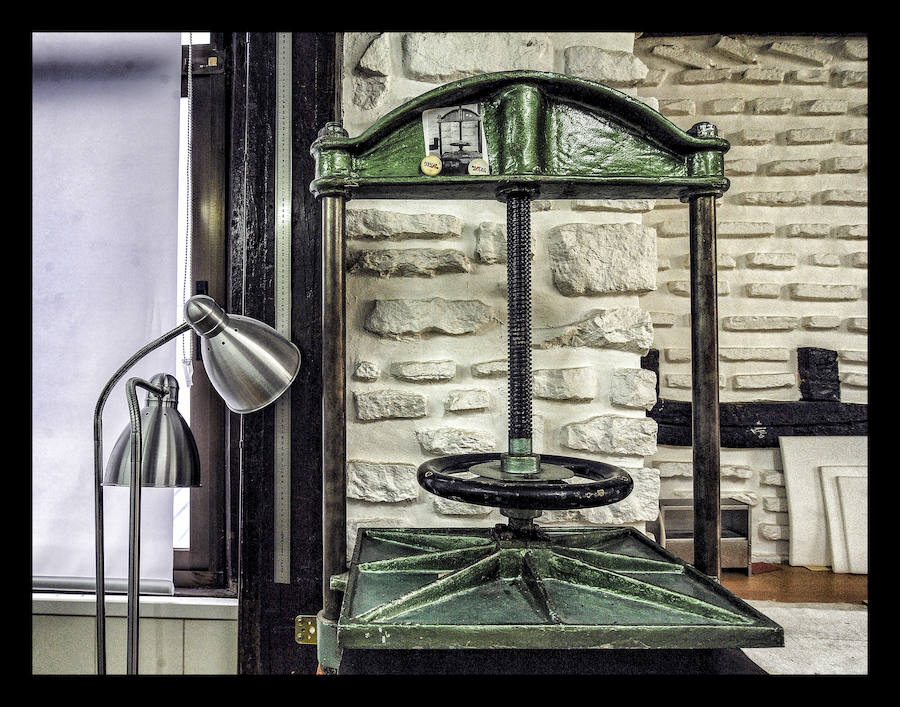 Como un cirujano, cose ejemplares maltrechos y da lustre a los más anodinos