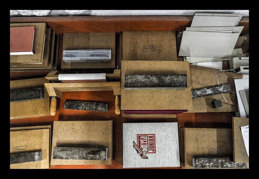 Como un cirujano, cose ejemplares maltrechos y da lustre a los más anodinos