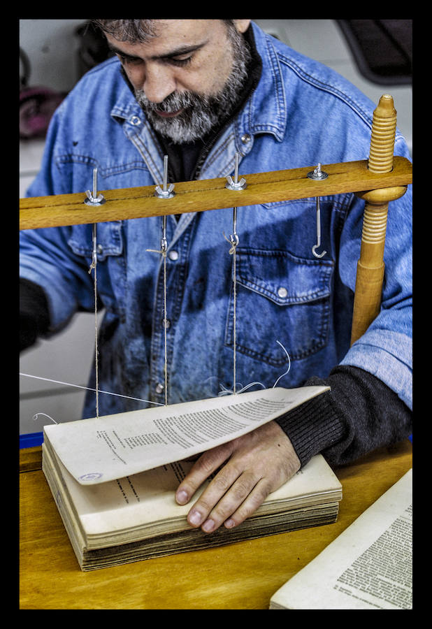 Como un cirujano, cose ejemplares maltrechos y da lustre a los más anodinos