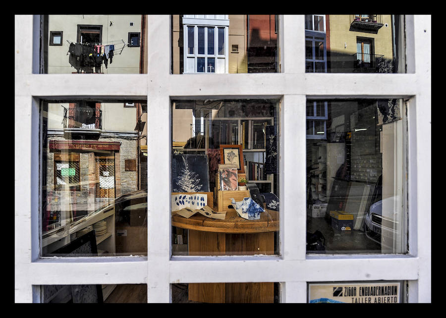 Como un cirujano, cose ejemplares maltrechos y da lustre a los más anodinos