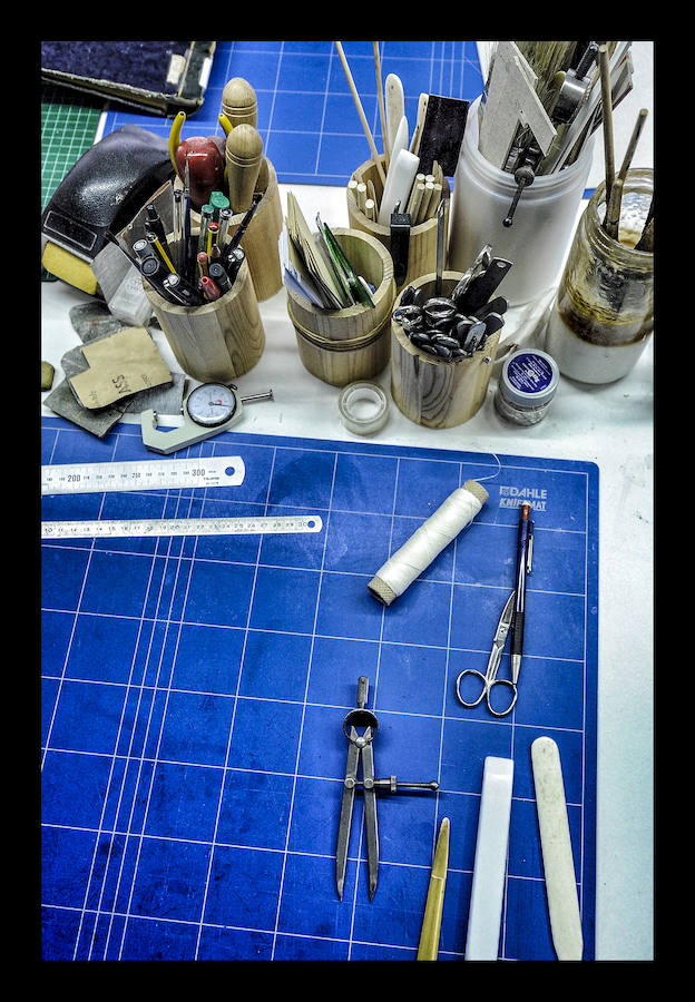 Como un cirujano, cose ejemplares maltrechos y da lustre a los más anodinos