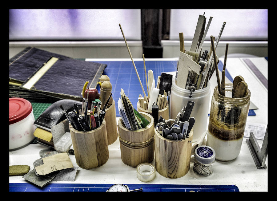 Como un cirujano, cose ejemplares maltrechos y da lustre a los más anodinos