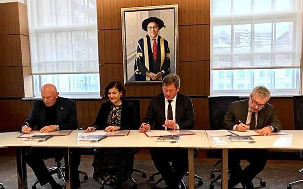 Zupiria e Ibarretxe, durante la firma del acuerdo en Quebec.