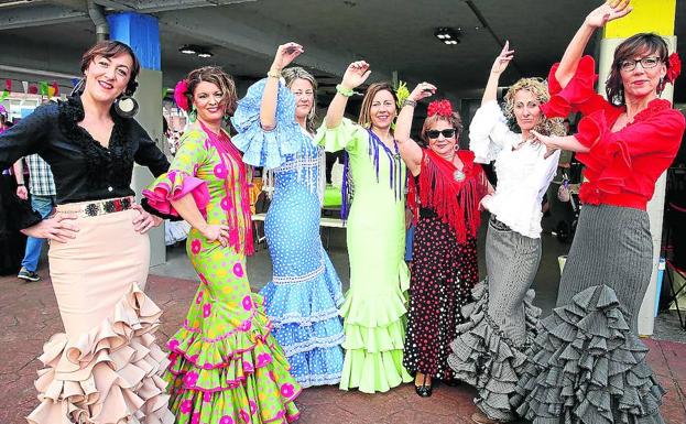 Marian, Anabel y Mar, con más amigas, posan orgullosas con sus trajes en la feria de Galdakao.