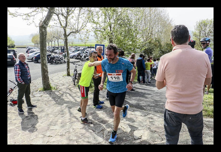 Los dos corredores del Alimco Running Fiz han bajado este domingo de la hora para completar los más de 15 exigentes kilómetros de la mítica prueba alavesa, patrocinada por EL CORREO