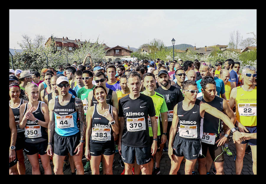 Los dos corredores del Alimco Running Fiz han bajado este domingo de la hora para completar los más de 15 exigentes kilómetros de la mítica prueba alavesa, patrocinada por EL CORREO