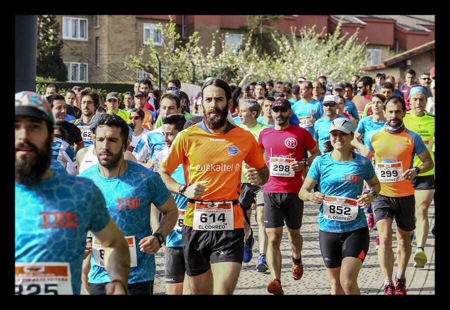 Los dos corredores del Alimco Running Fiz han bajado este domingo de la hora para completar los más de 15 exigentes kilómetros de la mítica prueba alavesa, patrocinada por EL CORREO