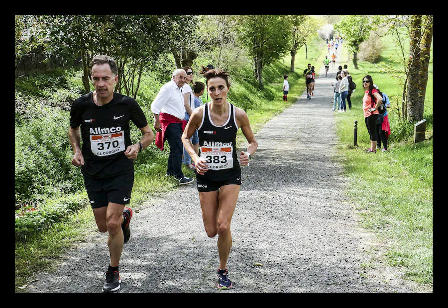 Los dos corredores del Alimco Running Fiz han bajado este domingo de la hora para completar los más de 15 exigentes kilómetros de la mítica prueba alavesa, patrocinada por EL CORREO