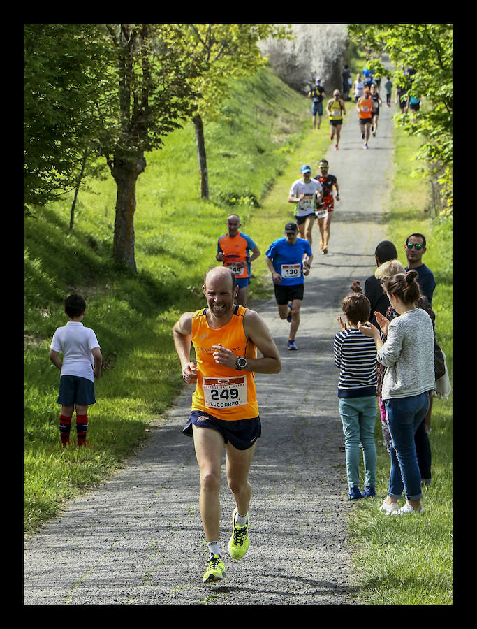 Los dos corredores del Alimco Running Fiz han bajado este domingo de la hora para completar los más de 15 exigentes kilómetros de la mítica prueba alavesa, patrocinada por EL CORREO