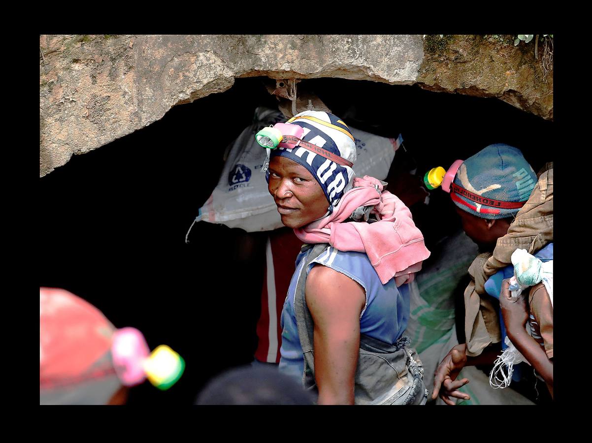 La minería en pequeña escala es, para muchos habitantes de la República Democrática del Congo, la principal fuente de ingresos. Este país, rico en toda clase de minerales, es, sin embargo, uno de los más pobres del mundo, según el índice de desarrollo humano de Naciones Unidas, y hasta los más afortunados viven en situación de pobreza casi extrema. En las minas artesanales donde se extrae el oro, la actividad es casi esclava. Hombres y mujeres, algunas cargando bebés a sus espaldas, forman cadenas para pasarse los cuencos de plástico llenos de lodo que los hombres extraen de los pozos. Todos trabajan alrededor de 13 horas al día, 6 días a la semana. Sus sueldos no llegan a un dólar al día. 