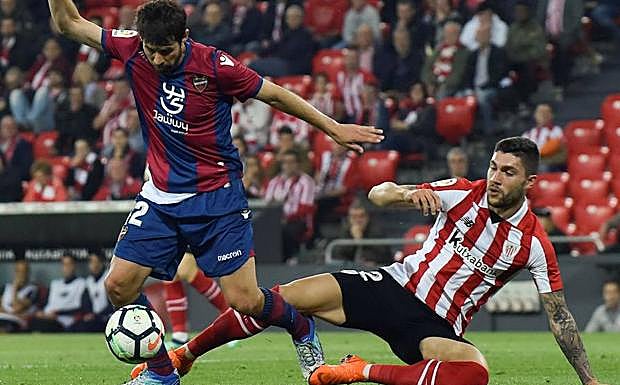 Coke (i) cae tras la entrada de Unai Núñez. 