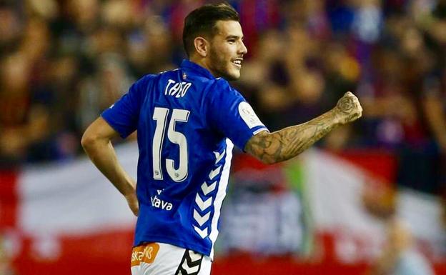 Theo Hernández subió a su cuenta de Twitter una imagen suya con la camiseta del Alavés para felicitar al equipo albiazul por lograr la permanencia.