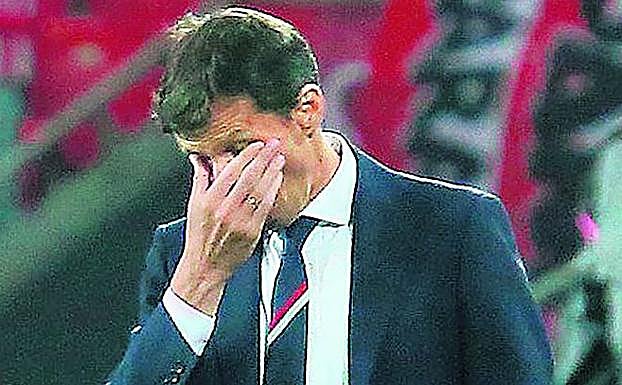 Ziganda se echa las manos a la cara en un gesto de impotencia.