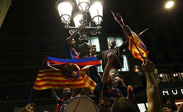 Seguidores del Barça celebran el triunfo en la Copa del Rey.