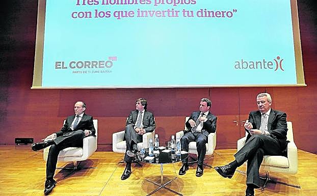 Joaquín Casasús con los tres gestores de fondos, José Ramón Iturriaga, Josep Prats y Alberto Espelosín. 