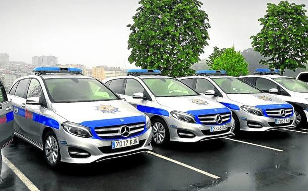 Unidades de 'Mercedes' estacionadas en Miribilla, con los distintivos de la Policía Municipal de Bilbao estampados en la carrocería.