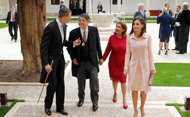 Los reyes acompañan a Sergio Ramírez. 