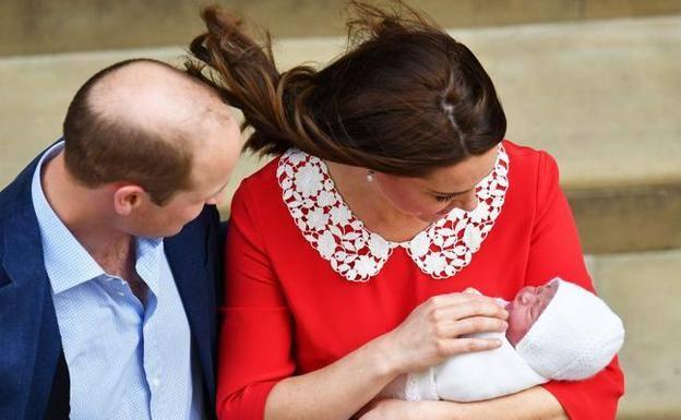 Los duques de Cambridge muestran a su tercer hijo.