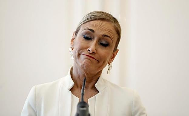 Imagen principal - Cristina Cifuentes anuncia su dimisión