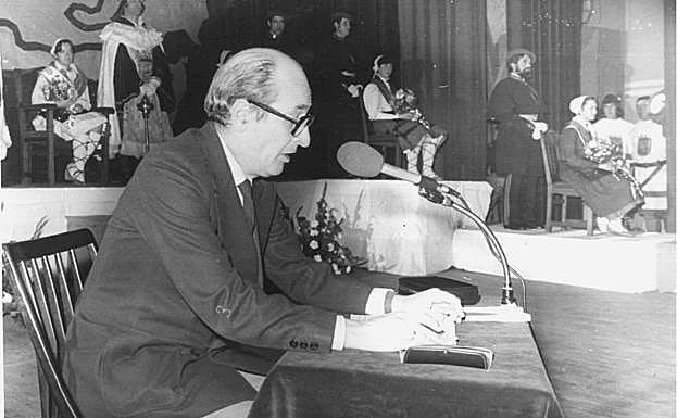El locutor José María Sedano durante la lectura del pregón de San Prudencio en 1981.