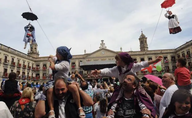 Varias familias, entre el gentío durante la bajada de Celedón y Neska Txiki