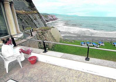 Imagen secundaria 1 - Vinoterapia en Villa de Laguardia (1), terraza con vistas a la playa de Itzurun, en Zumaia (2) y piscina de La Perla..