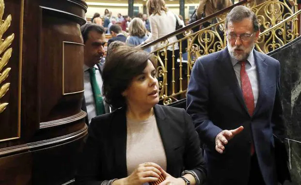 La vicepresidenta Soraya Sáenz de Santamaría junto al presidente del Gobierno Mariano Rajoy.
