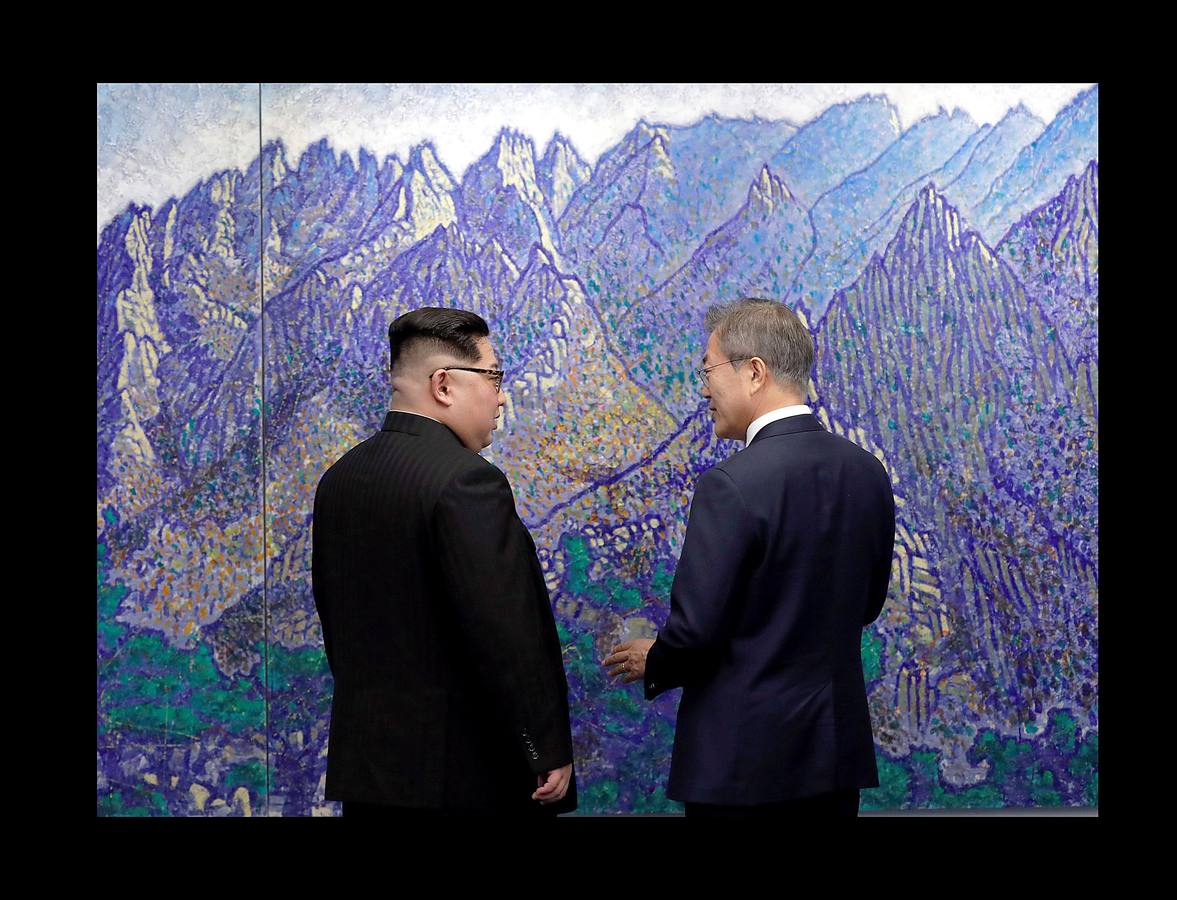 Los líderes de las dos Coreas, Kim Jong-un y Moon Jae-in, protagonizaron hoy una cumbre cargada de emotividad y de gestos destinados a escenificar un acercamiento 