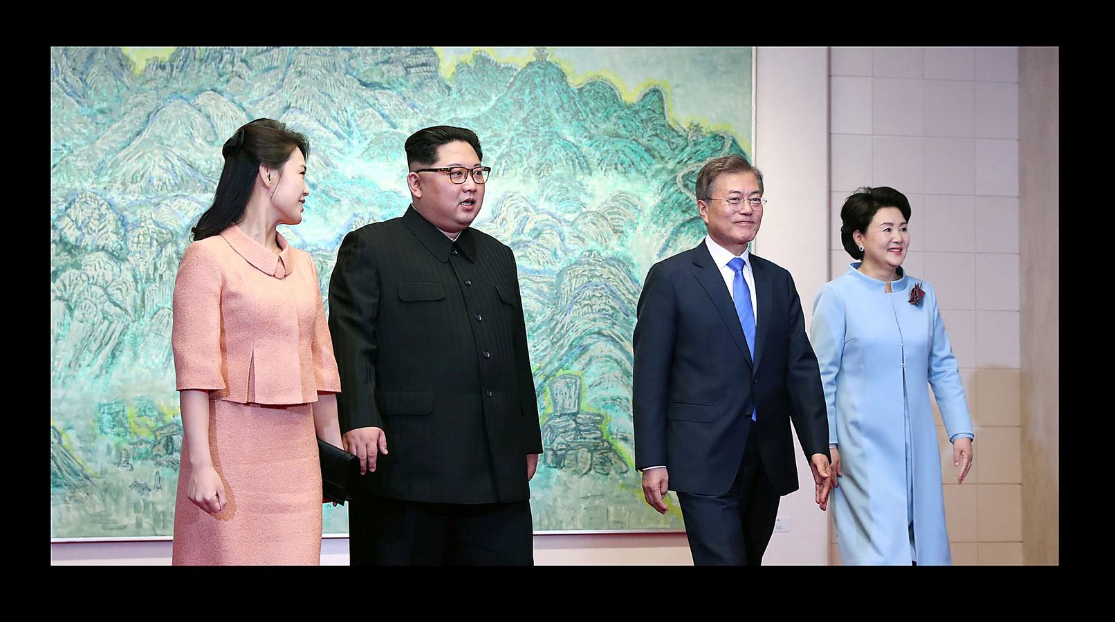 Los líderes de las dos Coreas, Kim Jong-un y Moon Jae-in, protagonizaron hoy una cumbre cargada de emotividad y de gestos destinados a escenificar un acercamiento 