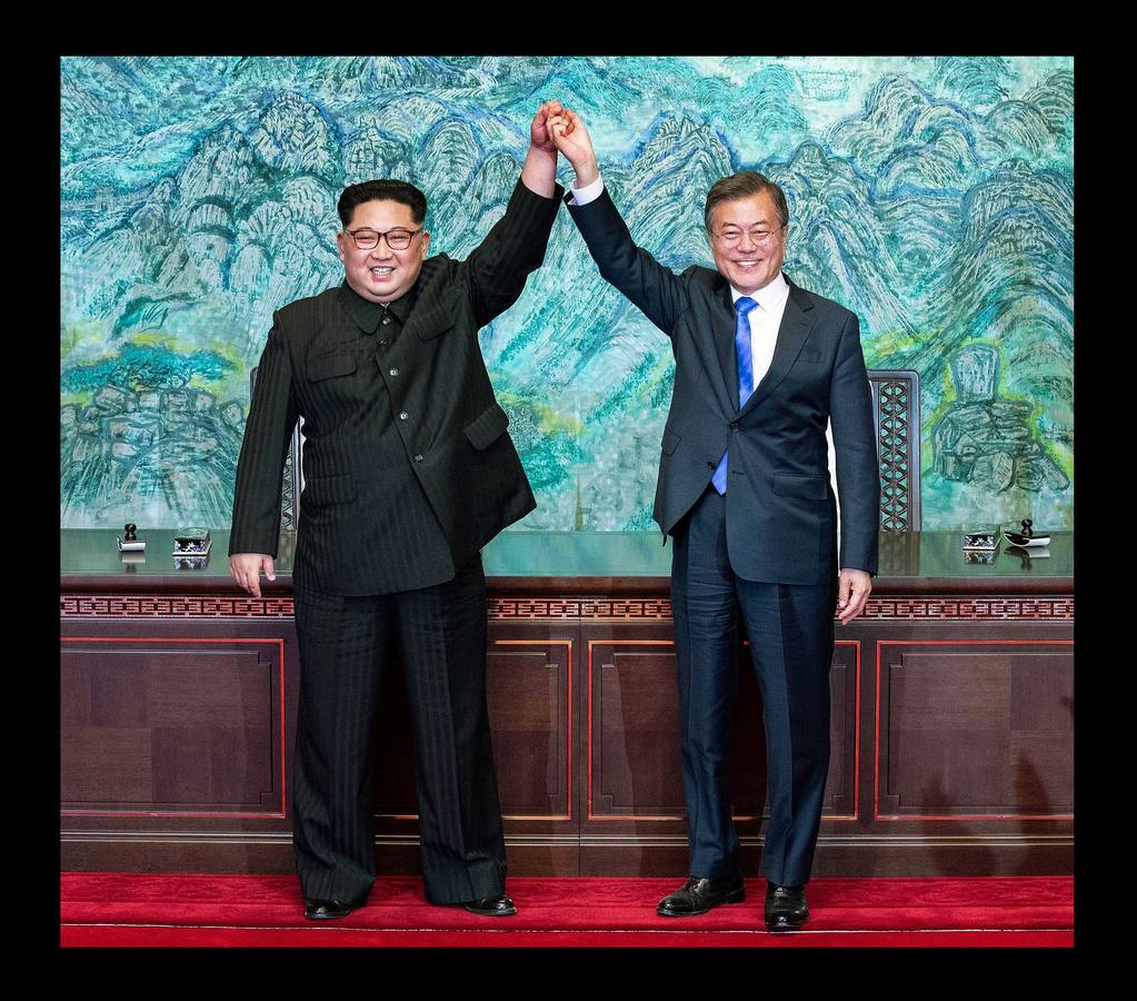 Los líderes de las dos Coreas, Kim Jong-un y Moon Jae-in, protagonizaron hoy una cumbre cargada de emotividad y de gestos destinados a escenificar un acercamiento 